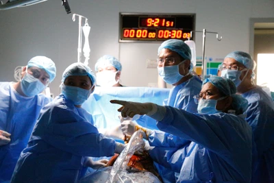 Kíp phẫu thuật can thiệp cho bào thai.