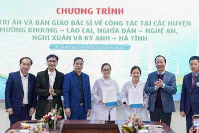 Bàn giao bác sĩ cho các cơ sở y tế tuyến huyện.