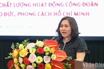 Đồng chí Trần Thị Hoa, Ủy viên Ban Thường vụ Công đoàn Ban Nội chính Trung ương trình bày tham luận.