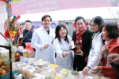 Bệnh viện và các nhà tài trợ chuẩn bị hàng nghìn suất quà dành tặng người bệnh đang điều trị tại bệnh viện.