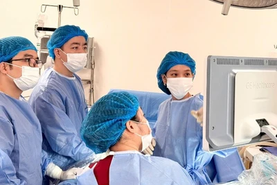 Tiến sĩ, bác sĩ Phan Thị Huyền Thương, Phụ trách Trung tâm Can thiệp bào thai; Tiến sĩ, bác sĩ Đỗ Tuấn Đạt, Trưởng khoa Sản bệnh A4 và ê-kíp thực hiện ca can thiệp cho sản phụ.