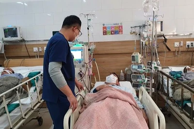 Bác sĩ Trung tâm Chống độc đang thăm khám cho bệnh nhân ngộ độc methanol.