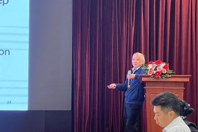 Chuyên gia chia sẻ tại hội thảo.