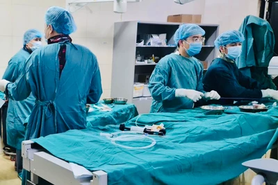 Các bác sĩ can thiệp cho trẻ sơ sinh.