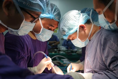 Các bác sĩ tiến hành phẫu thuật. 