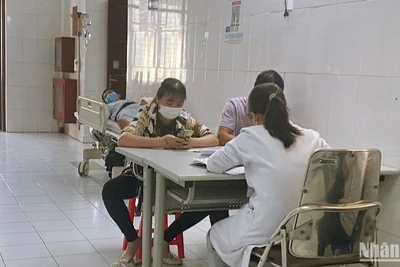 Nhiều gia đình đưa con đến Bệnh viện Bạch Mai khi thấy con có dấu hiệu trầm cảm. (Ảnh minh họa: T.L)