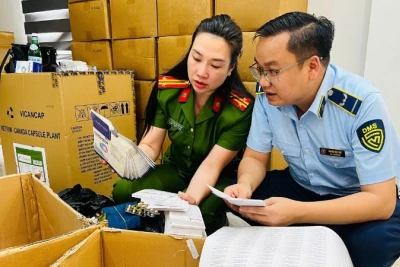 Lực lượng chức năng kiểm kê số thực phẩm chức năng, thiết bị y tế giả.