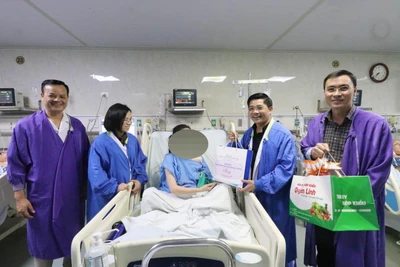 Ban Giám đốc Bệnh viện Phụ sản Trung ương thăm hỏi bệnh nhân.