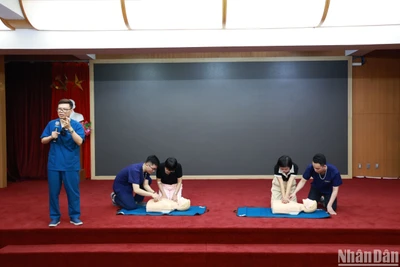 Bác sĩ Ngô Đức Hùng, Trung tâm Cấp cứu A9, Bệnh viện Bạch Mai hướng dẫn sơ cấp cứu. (Ảnh: HÀ NAM)