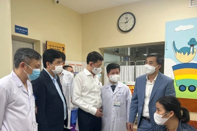 Thứ trưởng Y tế Trần Văn Thuấn kiểm tra công tác phòng, chống bệnh sởi tại Bệnh viện Nhi Trung ương. (Ảnh: Bộ Y tế)