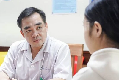 Tiến sĩ, bác sĩ Ngô Anh Vinh, Phó Trưởng khoa Sức khoẻ vị thành niên tư vấn cho bệnh nhi.