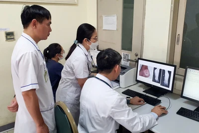 Tiến sĩ, bác sĩ Nguyễn Quang Bảy, Thạc sĩ Hoàng Thị Liên Phương hội chẩn ca bệnh đái tháo đường nặng với nhiều biến chứng.