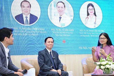 Phó Giáo sư, Tiến sĩ Phạm Cẩm Phương chia sẻ thông tin chuyên môn. (Ảnh: THÀNH ĐẠT)