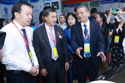 Lãnh đạo Bộ Y tế tham quan các gian hàng tại Triển lãm quốc tế chuyên ngành y dược Việt Nam (Vietnam Medi-Pharm) lần thứ 31.