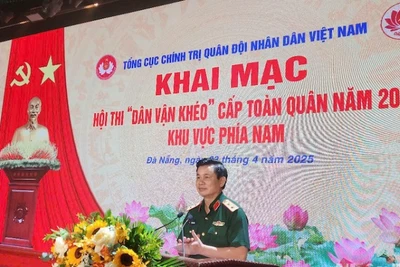 Trung tướng Đỗ Xuân Tụng, Phó Chủ nhiệm Tổng cục Chính trị Quân đội Nhân dân Việt Nam, phát biểu khai mạc hội thi.(Ảnh: ĐÌNH TĂNG)