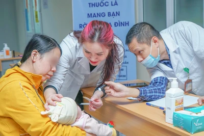 Bệnh nhi được thăm khám trước khi phẫu thuật. 