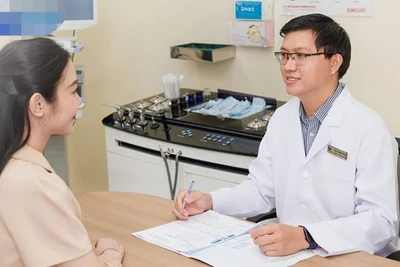 Bác sĩ Phát đang tư vấn cho một người bệnh. (Ảnh minh họa)