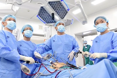 Các chuyên gia mổ thị phạm cho các đồng nghiệp theo dõi từ xa.