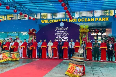 Các đại biểu cắt băng khai trương Hội chợ-Triển lãm Tinh hoa Đông Y Dược Việt Nam.