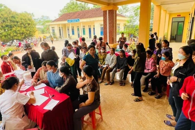 Chăm sóc, tư vấn sức khoẻ cho chị em phụ nữ. 