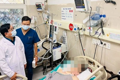 Phó Giáo sư, Tiến sĩ Lương Ngọc Khuê chỉ đạo công tác cấp cứu tại Bệnh viện Bạch Mai.