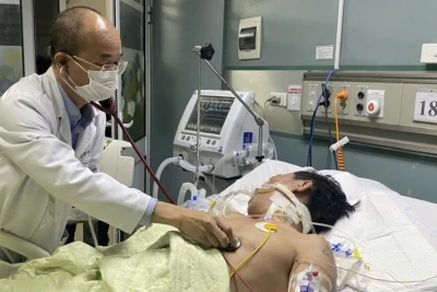 Ca mắc sởi nằm điều trị tại Bệnh viện Bạch Mai. (Ảnh: TRUNG HIẾU)