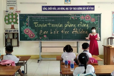 Giờ học ngoại khóa tuyên truyền phòng, chống bạo lực học đường tại Trường tiểu học Phan Bội Châu, quận Ninh Kiều, thành phố Cần Thơ. (Ảnh: HOÀI THU)