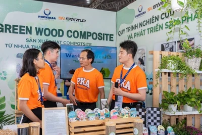 Tiến sĩ Đặng Viết Quang và nhóm sinh viên thực hiện dự án "Sản xuất vật liệu composite từ nhựa tái chế và phế phẩm nông nghiệp" tại Ngày hội khởi nghiệp Quốc gia của học sinh, sinh viên năm 2025. (Ảnh: PHƯỚC AN)