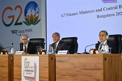 Bộ trưởng Tài chính Nhật Bản Shunichi Suzuki (giữa), Thứ trưởng Tài chính Nhật Bản Masato Kanda (trái) và Thống đốc Ngân hàng trung ương Nhật Bản Haruhiko Kuroda phát biểu với báo giới sau cuộc họp các Bộ trưởng Tài chính và Thống đốc ngân hàng trung ương G7 tại thành phố Bengaluru (Ấn Độ) ngày 23/2/2023. (Ảnh: AFP/TTXVN)