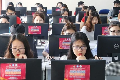 Các thí sinh tranh tài tại hội thi “Ánh sáng soi đường”.