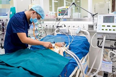 Bác sĩ Lê Nhật Cường, Khoa Điều trị tích cực Nội khoa thăm khám và theo dõi sát sao diễn biến bệnh của trẻ.