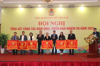 Trao cờ thi đua của Tổng Liên đoàn lao động Việt Nam tặng các đơn vị xuất sắc trong phong trào công nhân viên chức lao động và hoạt động công đoàn năm 2022.