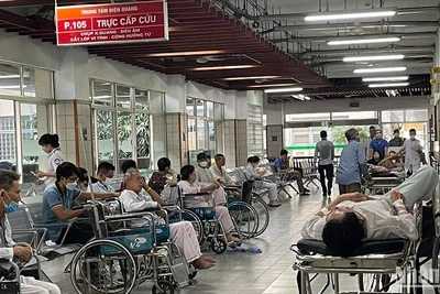 Bệnh nhân chờ chụp chiếu tại Bệnh viện Bạch Mai. (Ảnh: TL)