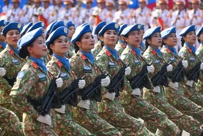 Khối Gìn giữ hòa bình diễu qua Lễ đài. (Ảnh: DUY LINH)