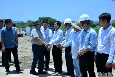 Thủ tướng Phạm Minh Chính thăm hỏi cán bộ, nhân viên Công ty TNHH MTV khai thác công trình thuỷ lợi Ninh Thuận.