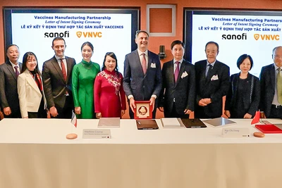 Lễ thỏa thuận về hợp tác sản xuất vaccine của VNVC và Sanofi có sự chứng kiến của PGS, TS Nguyễn Thị Kim Tiến, nguyên Bộ trưởng Y tế Việt Nam, Chủ tịch danh dự Hội Hữu nghị và Hợp tác Việt Nam-Pháp; Ông Đinh Toàn Thắng, Đại sứ Việt Nam tại Pháp cùng các lãnh đạo Bộ Y tế Việt Nam, lãnh đạo VNVC và Sanofi.