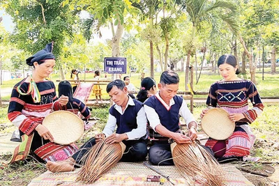 Người Ba Na thị trấn Kbang giữ gìn nghề đan truyền thống.
