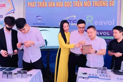 Thanh niên Yên Bái tham gia đọc sách trên môi trường số.