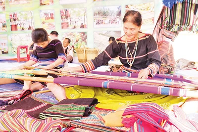 Dệt thổ cẩm của người Mơ Nông ở xã Thọ Sơn, huyện Bù Đăng.