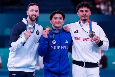 VĐV Carlos Yulo (Philippines, ở giữa) mang về HCV đầu tiên cho Đông Nam Á tại Olympic Paris 2024.