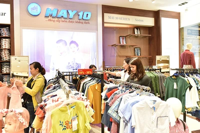 Người tiêu dùng mua hàng tại cửa hàng giới thiệu sản phẩm của Tổng công ty May 10.