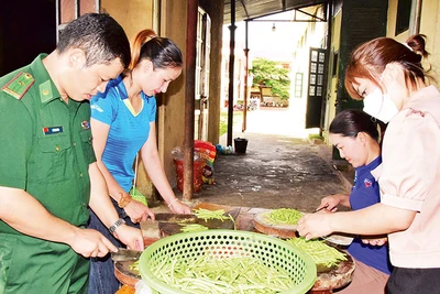 Hội Liên hiệp Phụ nữ huyện Sốp Cộp và lực lượng biên phòng tổ chức nấu ăn miễn phí cho học sinh thi tốt nghiệp trung học phổ thông năm 2023. 