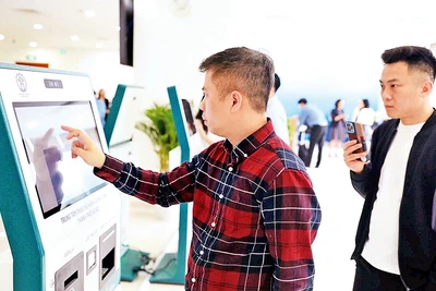 Người dân tra cứu thủ tục hành chính qua kiosk tự động tại Chi nhánh Trung tâm Phục vụ hành chính công Tây Hồ (chi nhánh số 01).