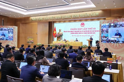 Phiên họp lần thứ 10 của Ủy ban Quốc gia về chuyển đổi số được truyền trực tuyến tới điểm cầu các bộ, ngành, UBND các địa phương trong cả nước.