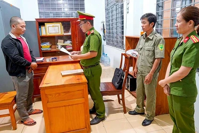 Công an huyện Đồng Phú (Bình Phước) đọc lệnh bắt tạm giam đối với Trần Thanh Tú để điều tra về hành vi hành hạ bé D.Y, là con riêng của vợ Tú. (Ảnh Thanh Trúc)