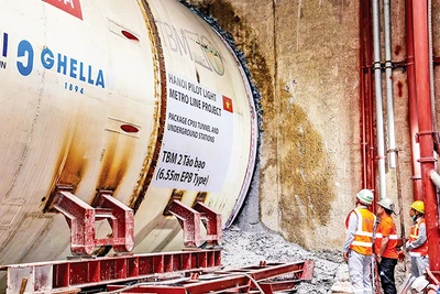 Máy đào TBM thứ 2 mang tên “Táo bạo” khoan những mét hầm đầu tiên.