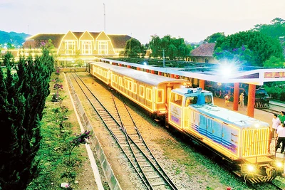 Đoàn tàu du lịch “Hành trình đêm Đà Lạt”.