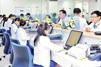 Khách hàng giao dịch thanh toán tại Ngân hàng Thương mại cổ phần ACB.