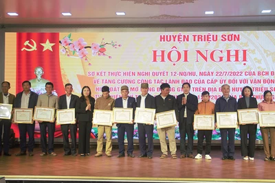 Huyện Triệu Sơn trao thưởng cho các tập thể có thành tích trong vận động nhân dân hiến đất, làm đường giao thông. 