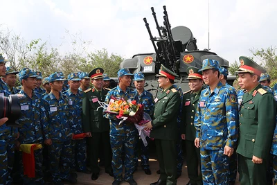 Thiếu tướng Phạm Trường Sơn, Phó Tổng Tham mưu trưởng QĐND Việt Nam tặng hoa kíp chiến đấu Tiểu đoàn 9, Trung đoàn 64, Sư đoàn 361. (Ảnh TUYÊN HUẤN)